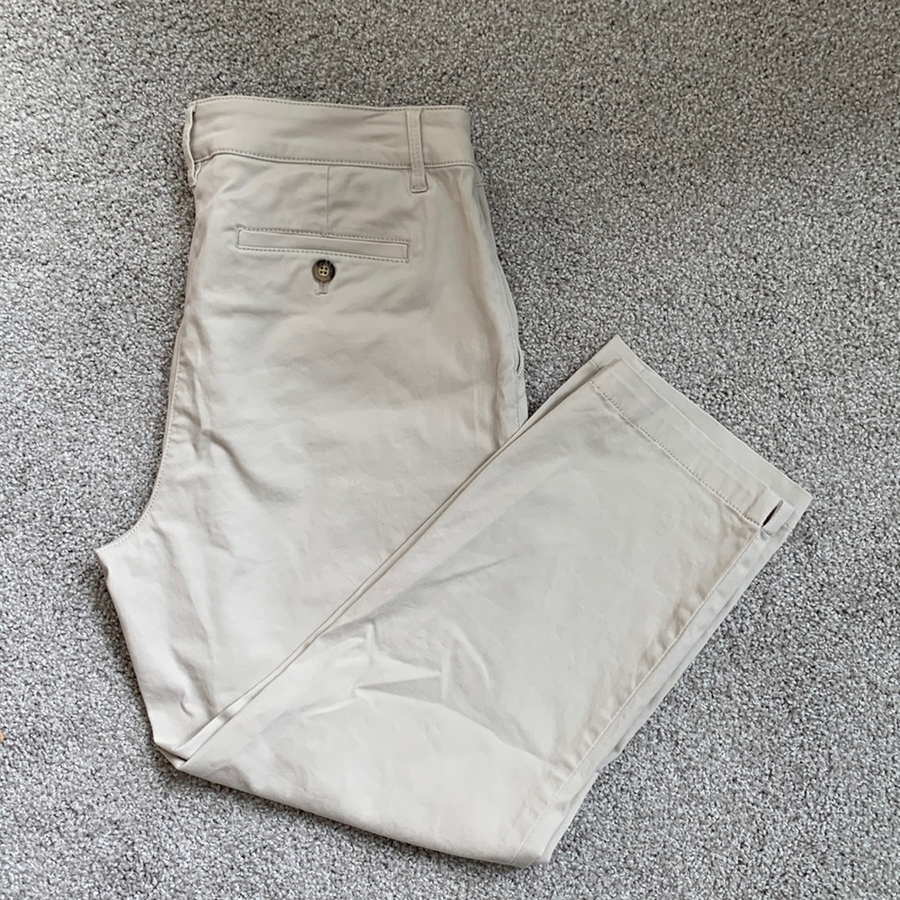Tommy Bahama tan Capris. Size 8.